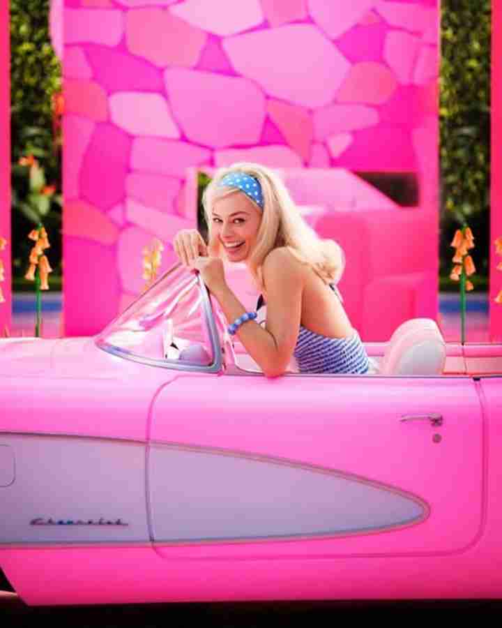 Imagem de Margot Robbie como Barbie, divulgada pela Warner Bros.