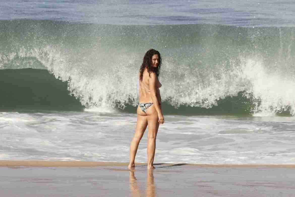 Giovanna Gold, da primeira versão de ‘Pantanal’, faz topless em praia no Rio (Foto: Daniel Delmiro/AgNews)