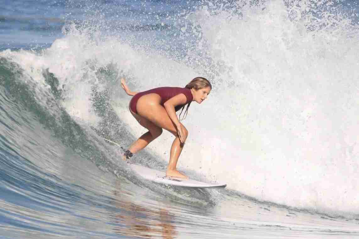 Isabella Santoni curte dia de surfe com o namorado no Rio (Foto: Fabricio Pioyani/AgNews)