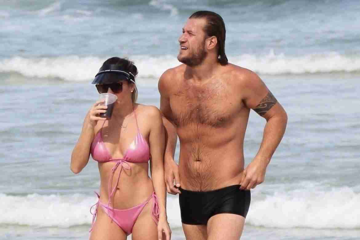 Diego Alemão curte dia de praia com a namorada na Barra da Tijuca (Foto: Fabricio Pioyani/AgNews)