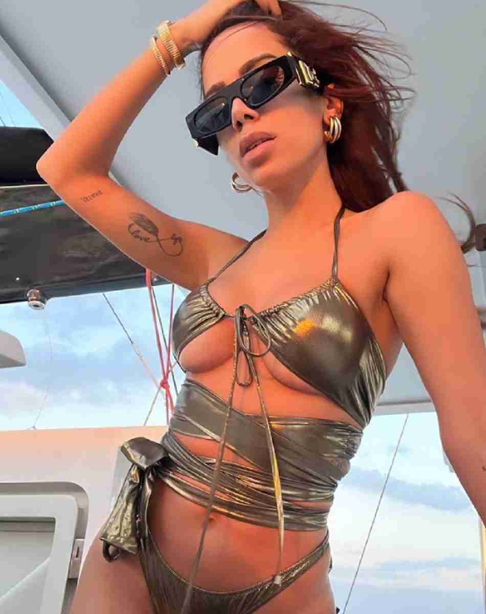 Anitta posa só com looks Dolce & Gabbana em viagem na Itália
