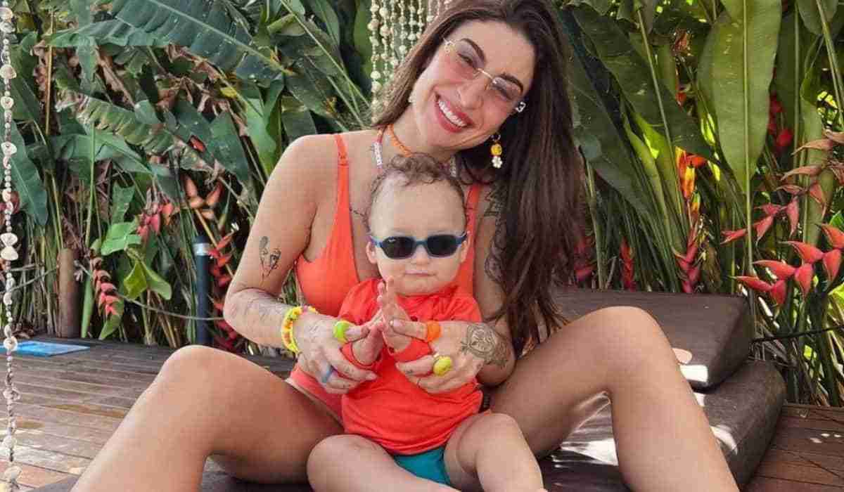 Bianca Andrade posa com o filho em Noronha: ‘amo ser sua mãe’ (Foto: Reprodução/Instagram)