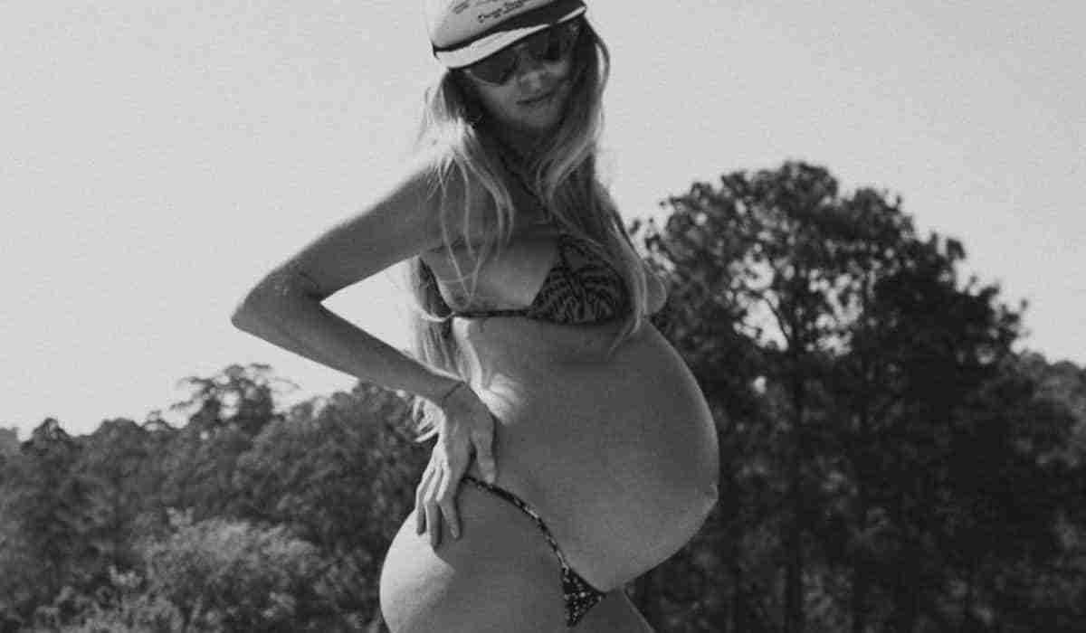 Isa Scherer posa de biquíni exibindo barrigão da gravidez: ’30 semanas’ (Foto: Reprodução/Instagram)