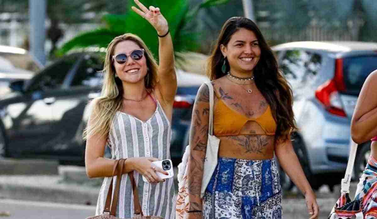 Carol Portaluppi passeia com amiga em orla na praia do Rio (Foto: Victor Chapetta / AgNews)