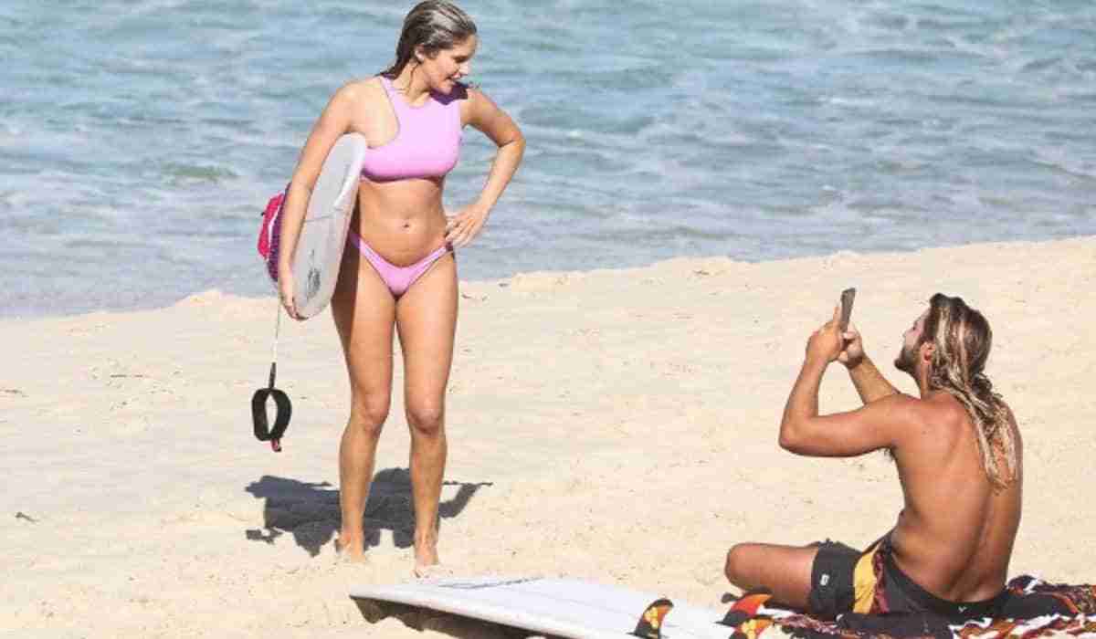 Isabella Santoni surfa e curte praia com o namorado, Caio Vaz (Foto: Dilson Silva / AgNews)