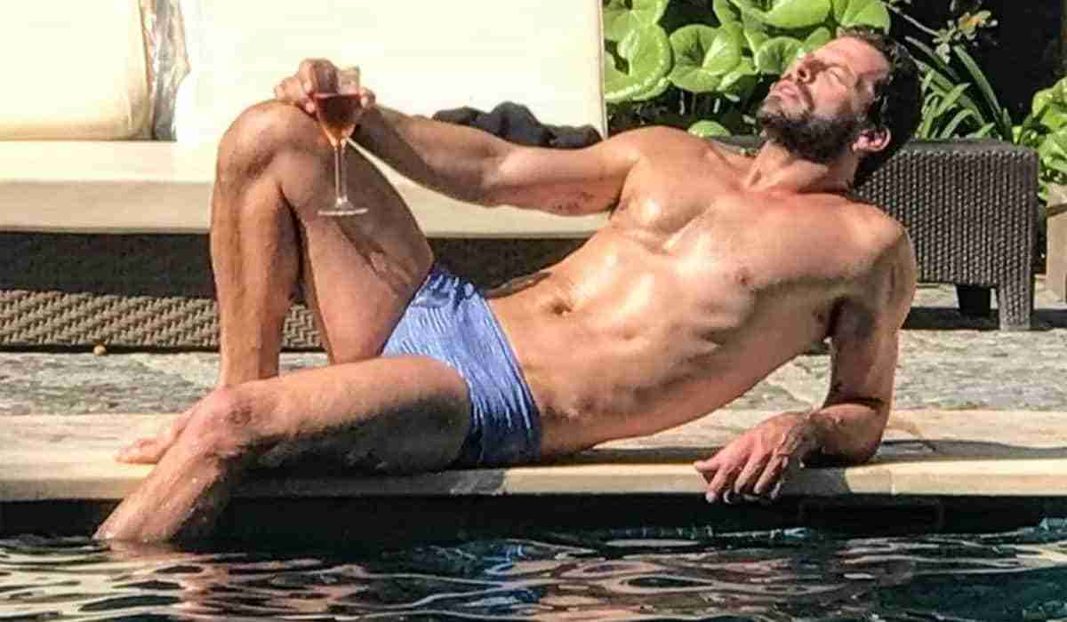 Henri Castelli encanta ao posar de sunga à beira da piscina: ‘deus grego’ (Foto: Reprodução/Instagram)