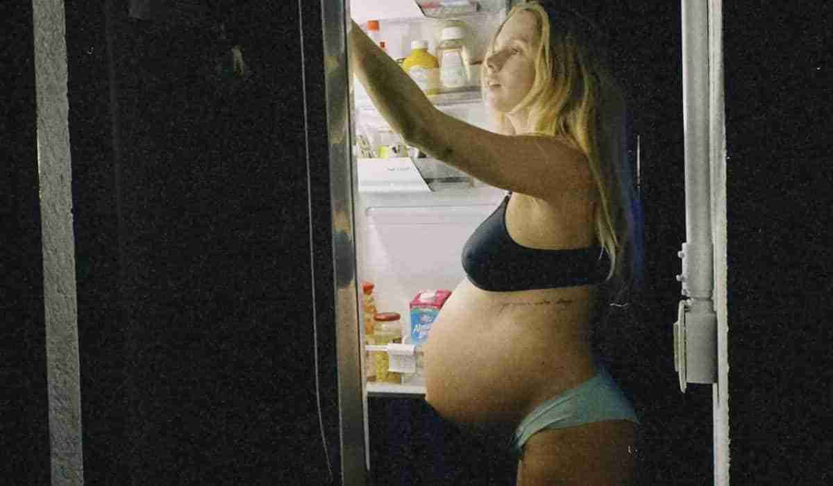 Grávida, Isa Scherer posa em frente da geladeira: ‘onde tô 90% do tempo’ (Foto: Reprodução/Instagram)