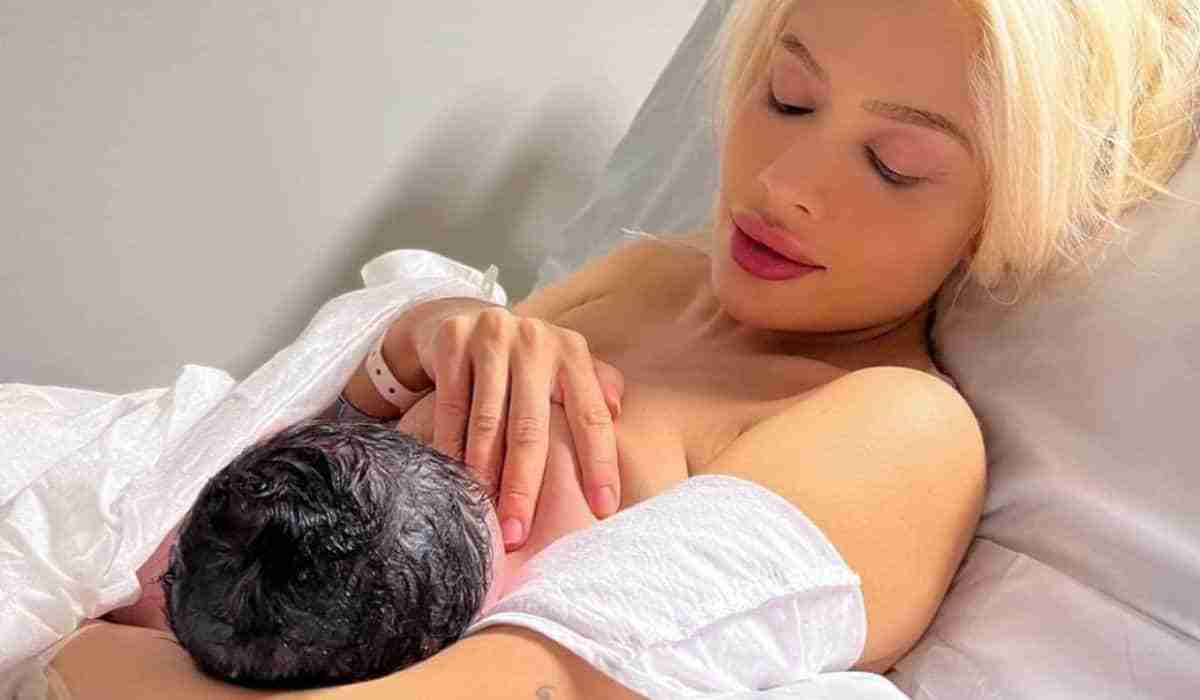 Karoline Lima surge com a filha após dar a luz: ‘amor da minha vida’ (Foto: Reprodução/Instagram)