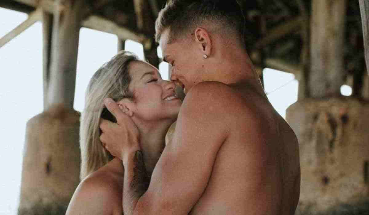 Marina Liberato celebra namoro com cliques românticos na praia (Foto: Reprodução/Instagram)