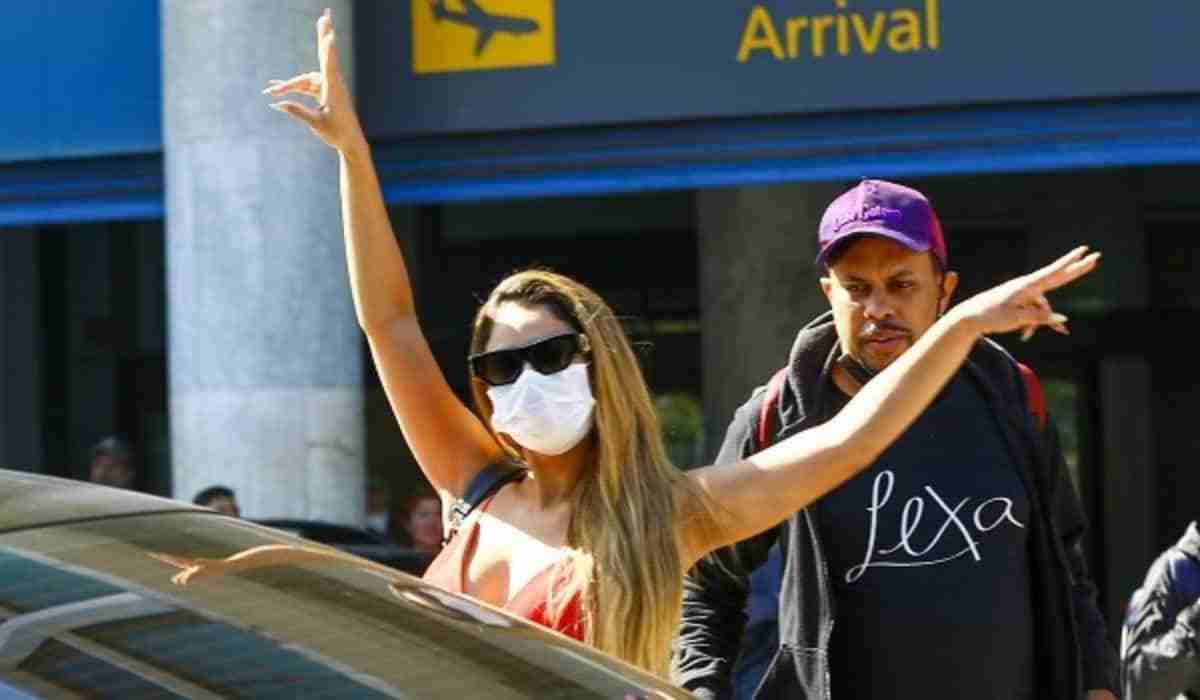 Lexa é flagrada desembarcando em aeroporto do Rio de Janeiro (Foto: Vitor Eduardo / AgNews)
