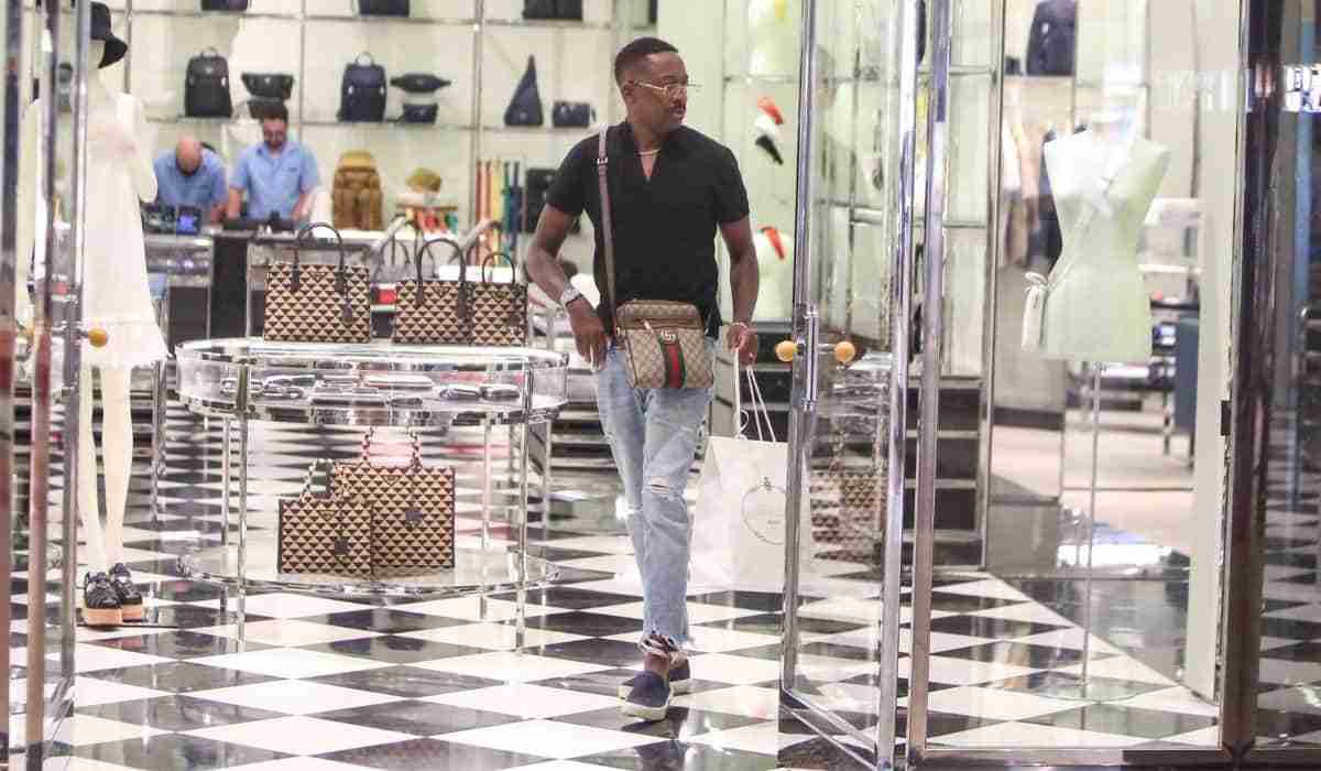 Mumuzinho é flagrado passeando e fazendo compras em shopping (Foto: Edson Aipim / AgNews)