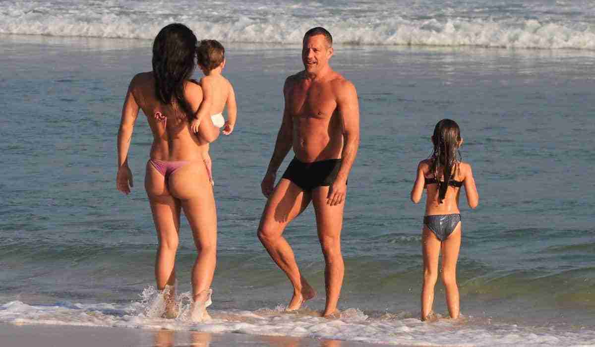 Malvino Salvador curte dia de sol na praia com esposa e filhos (Foto: Fabricio Pioyani / AgNews)
