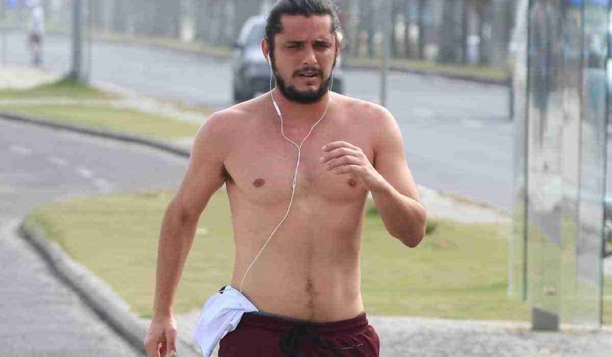 Bruno Gissoni corre pela orla da praia sem camisa no Rio (Foto: Fabricio Pioyani / AgNews)
