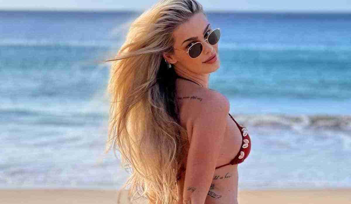 De biquíni, Yasmin Brunet posa na praia e exibe tattoo ousada (Foto: Reprodução/Instagram)