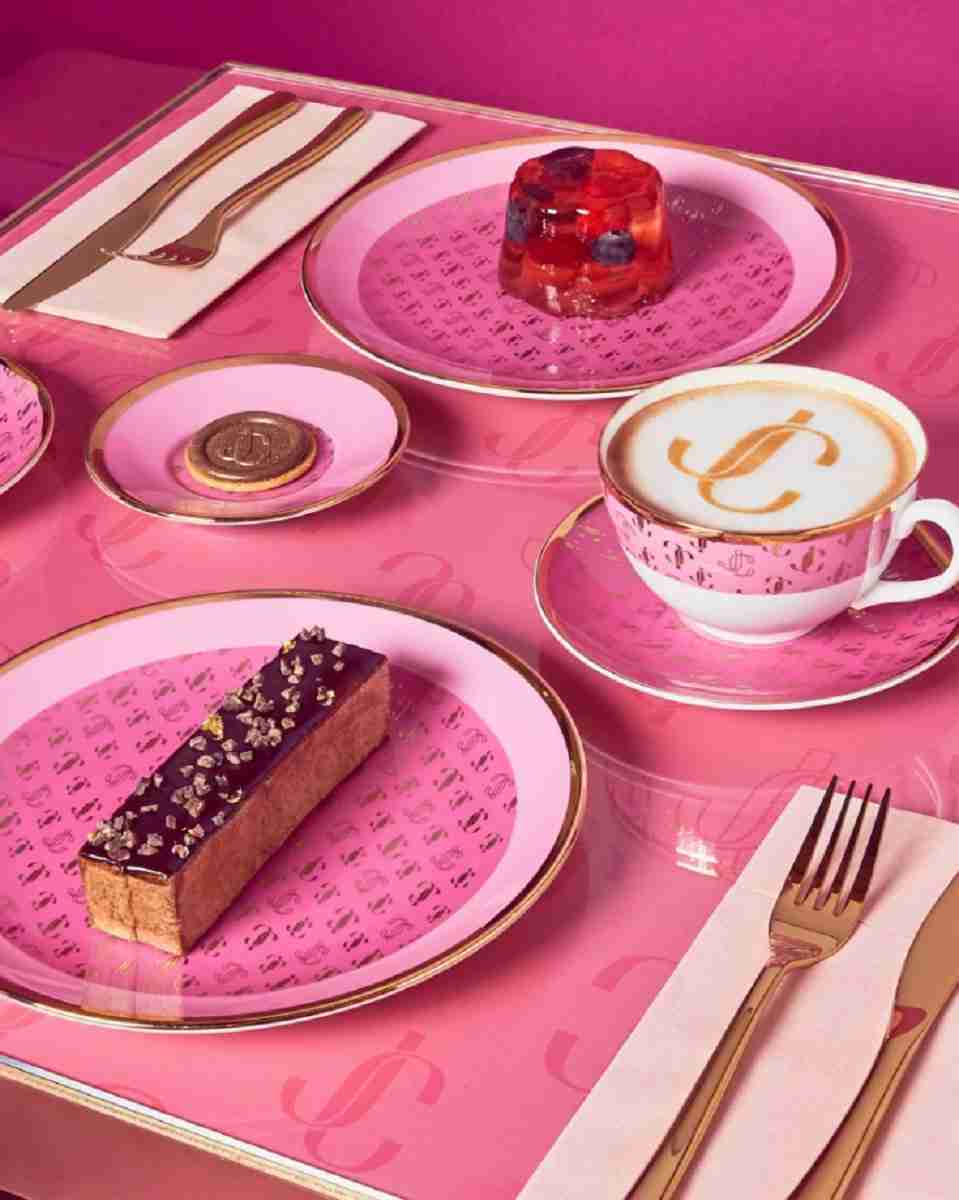 Tudo pink: Jimmy Choo inaugura café instagramável na Harrods