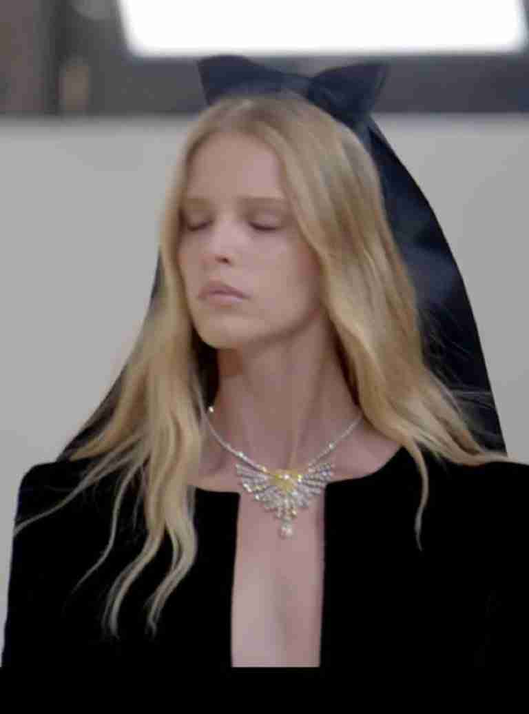 Laço preto no cabelo é aposta da Chanel na Semana de Moda de Paris 2022