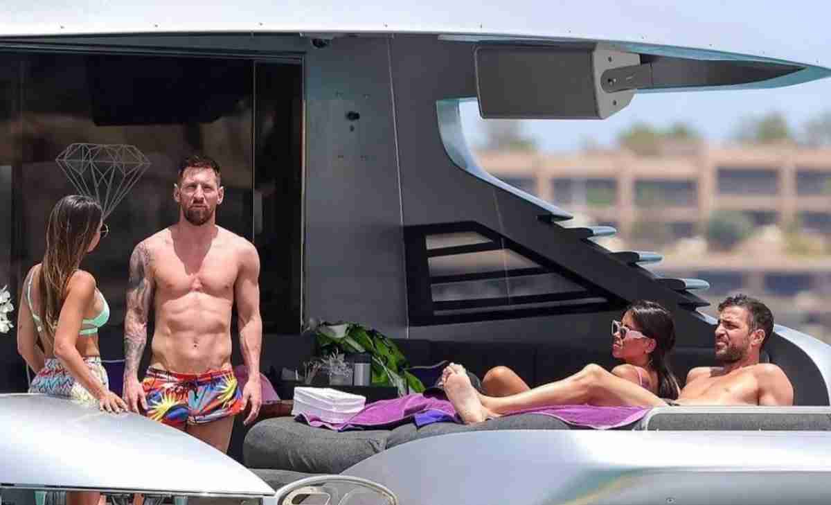 Messi e Fàbregas curtem férias luxuosas e levam suas famílias. Foto: Reprodução/ Twitter