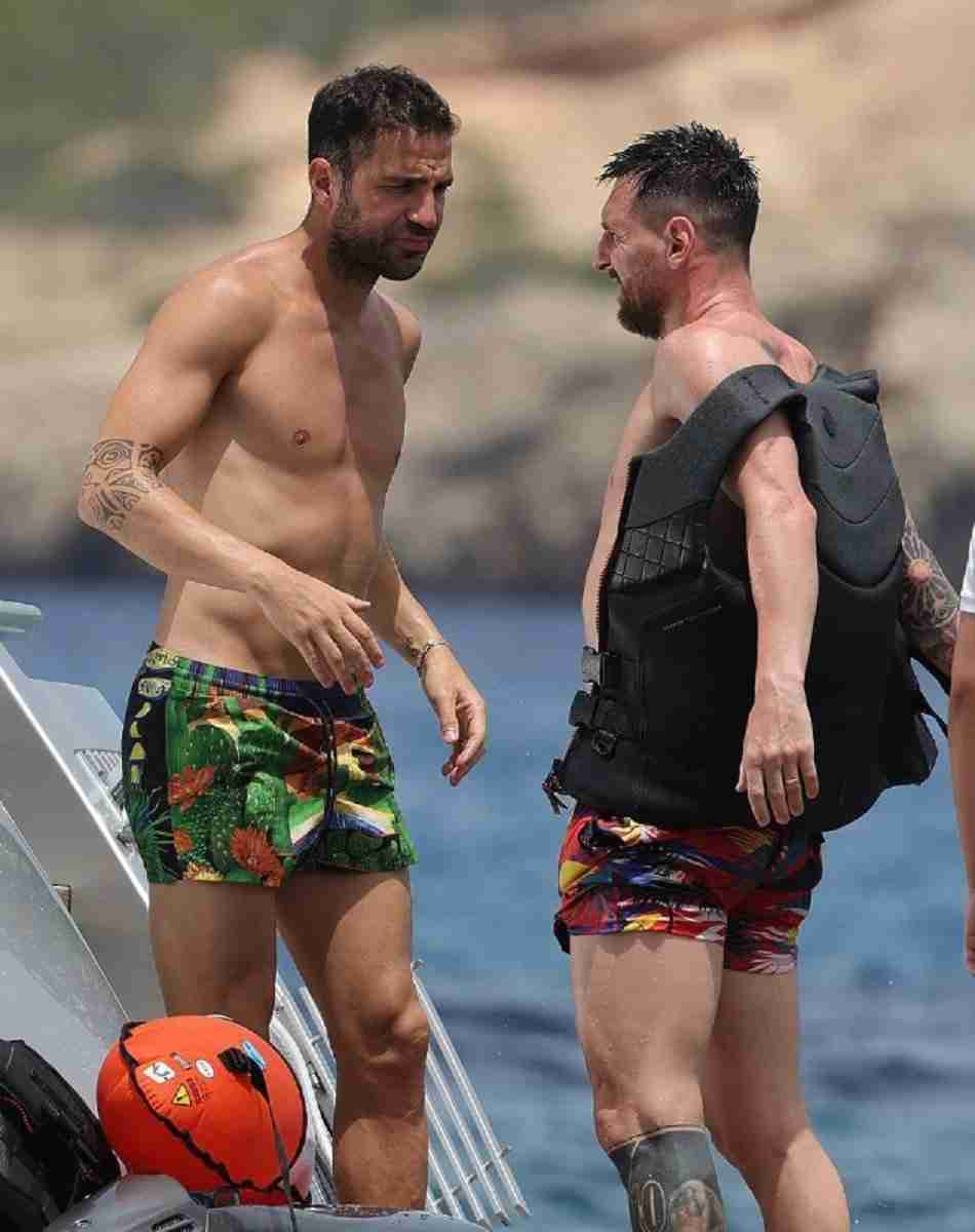 Fàbregas e Messi. Foto: Reprodução/ Twitter