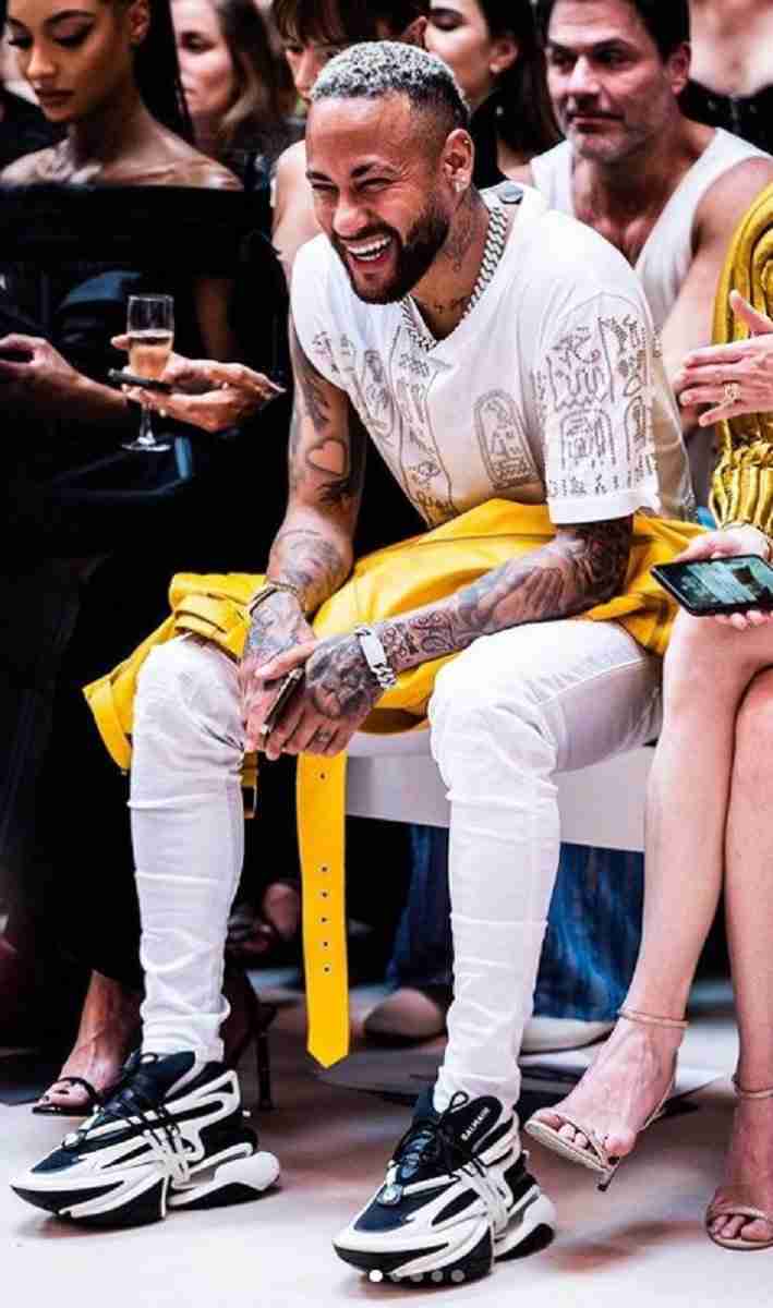 Neymar usa tênis de R$ 10 mil da Balmain na Semana de Moda de Paris. Veja fotos!