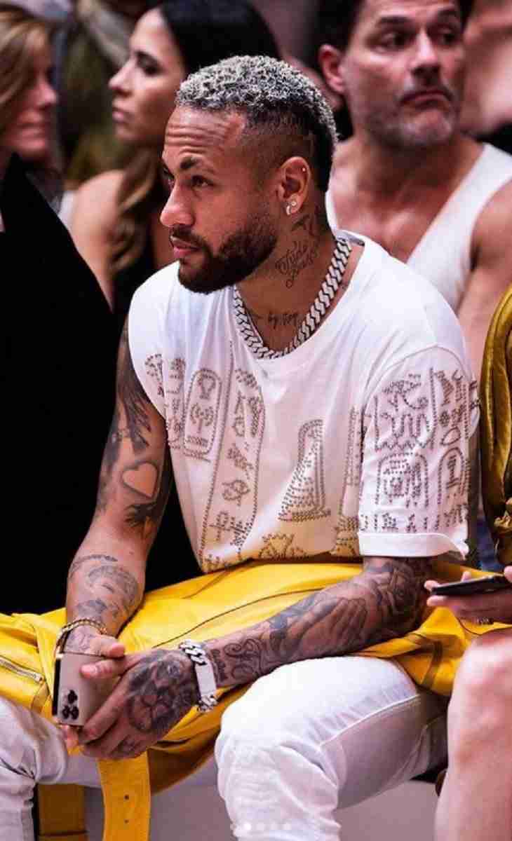 Neymar usa tênis de R$ 10 mil da Balmain na Semana de Moda de Paris. Veja fotos!