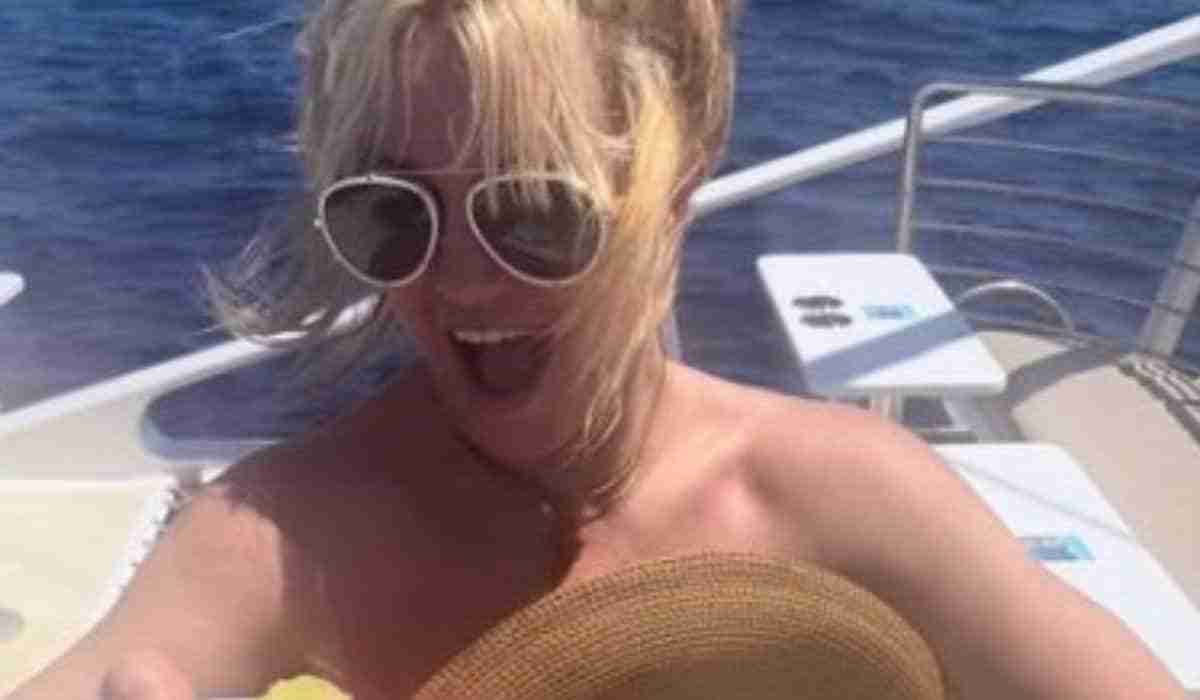 Britney Spears surge de topless durante passeio de barco (Foto: Reprodução/Instagram)