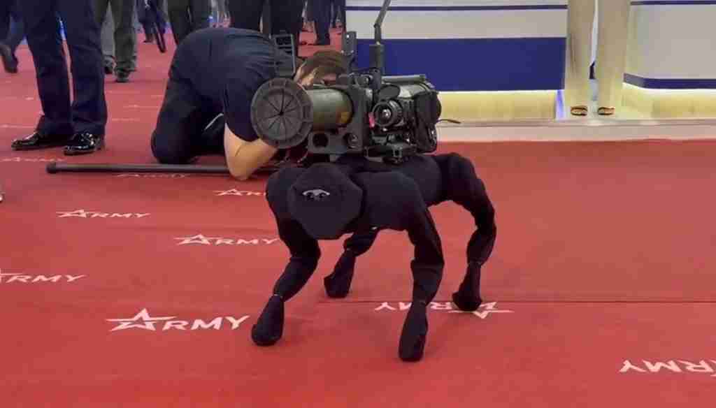 Rússia mostra cachorro robô com lançador de foguetes