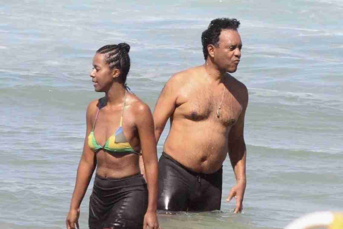 Maju Coutinho surge em clima de romance com o marido em praia do Rio (Foto: Daniel Delmiro/AgNews)