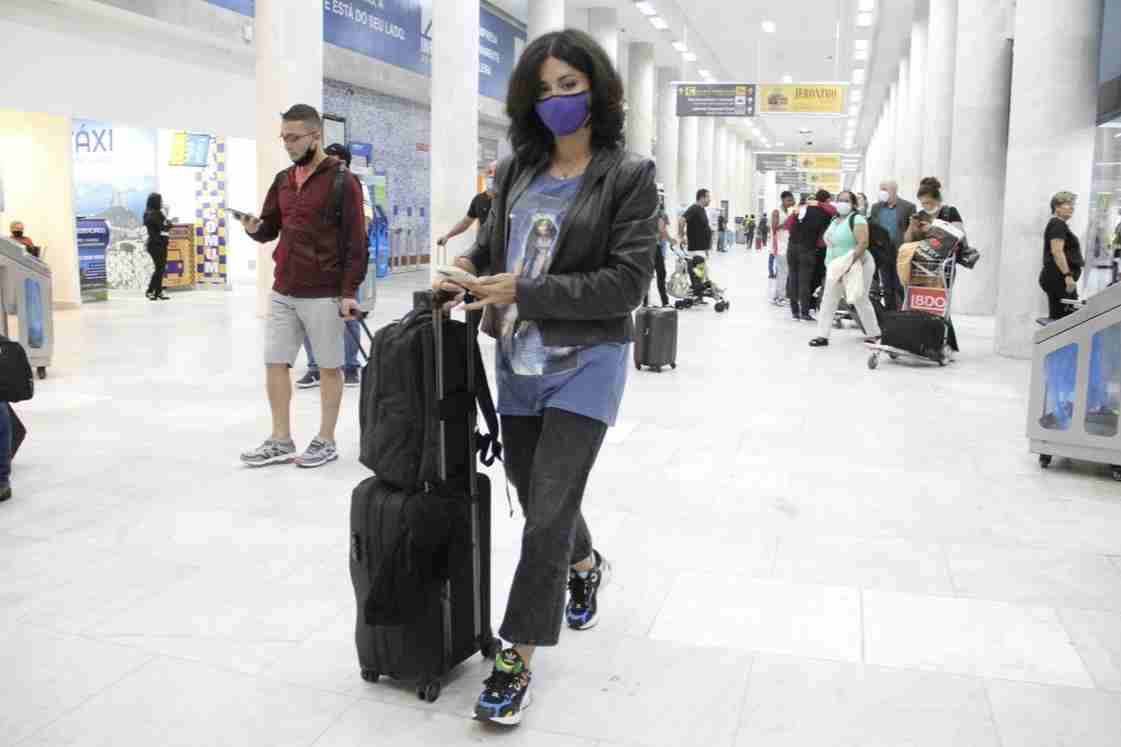 Aline Campos desembarca no aeroporto do Rio de Janeiro (Foto: Gabriel Rangel/AgNews)