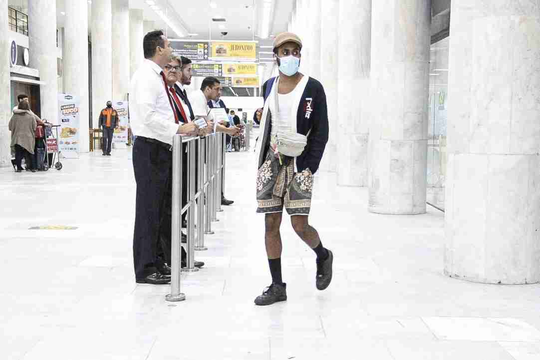Ícaro Silva desfila com look estiloso por aeroporto do Rio (Foto: Gabriel Rangel/AgNews)
