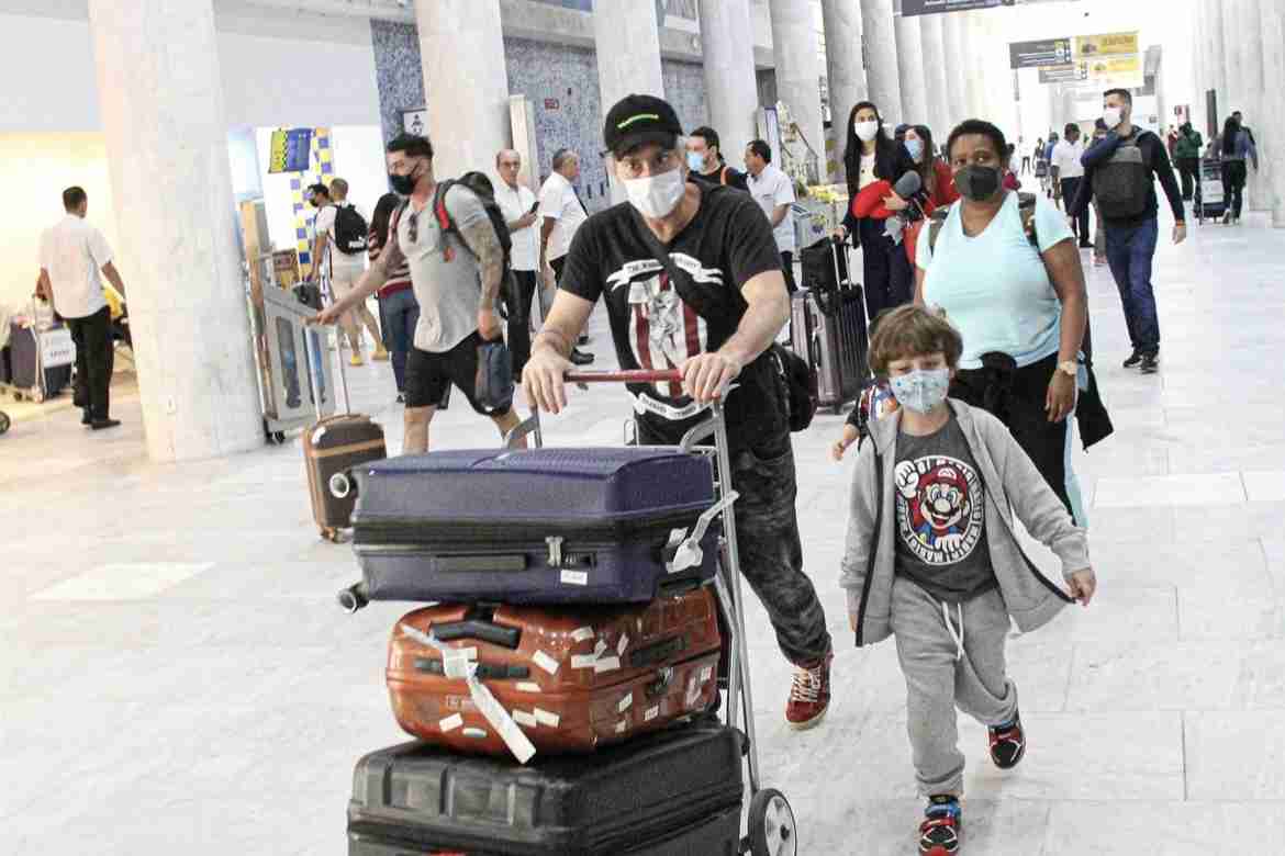 Alexandre Nero busca filhos em aeroporto do Rio (Foto: Gabriel Rangel/AgNews)