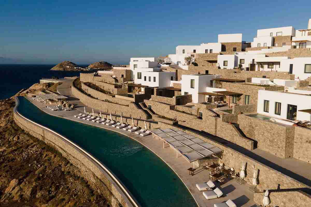 Novo hotel luxuoso na Grécia tem piscina infinita de fora a fora. Fotos: Divulgação/ Cali Mykonos