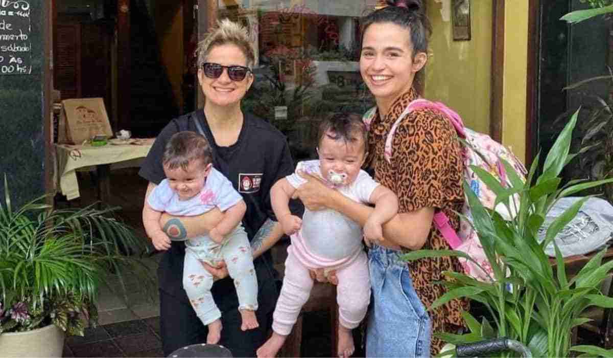 Nanda Costa e Lan Lahn posam com os filhas gêmeas: ‘família’ (Foto: Reprodução/Instagram)