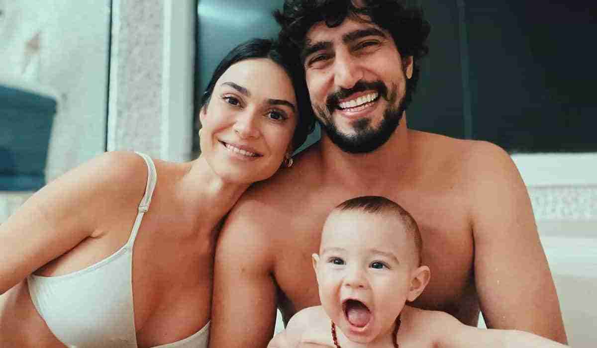 Thaila Ayala posa com Renato Góes e filho na banheira: ‘família’ (Foto: Reprodução/Instagram)