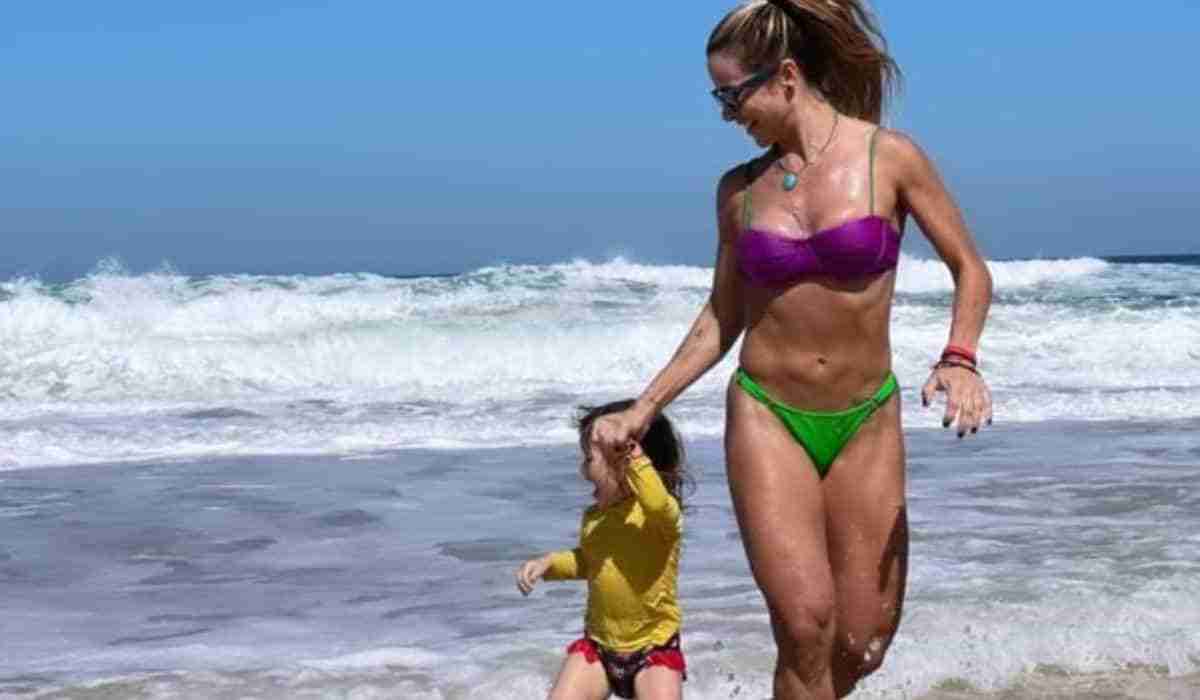 Dany Bananinha celebra aniversário com a filha na praia: ‘que dia!’ (Foto: Reprodução/Instagram)