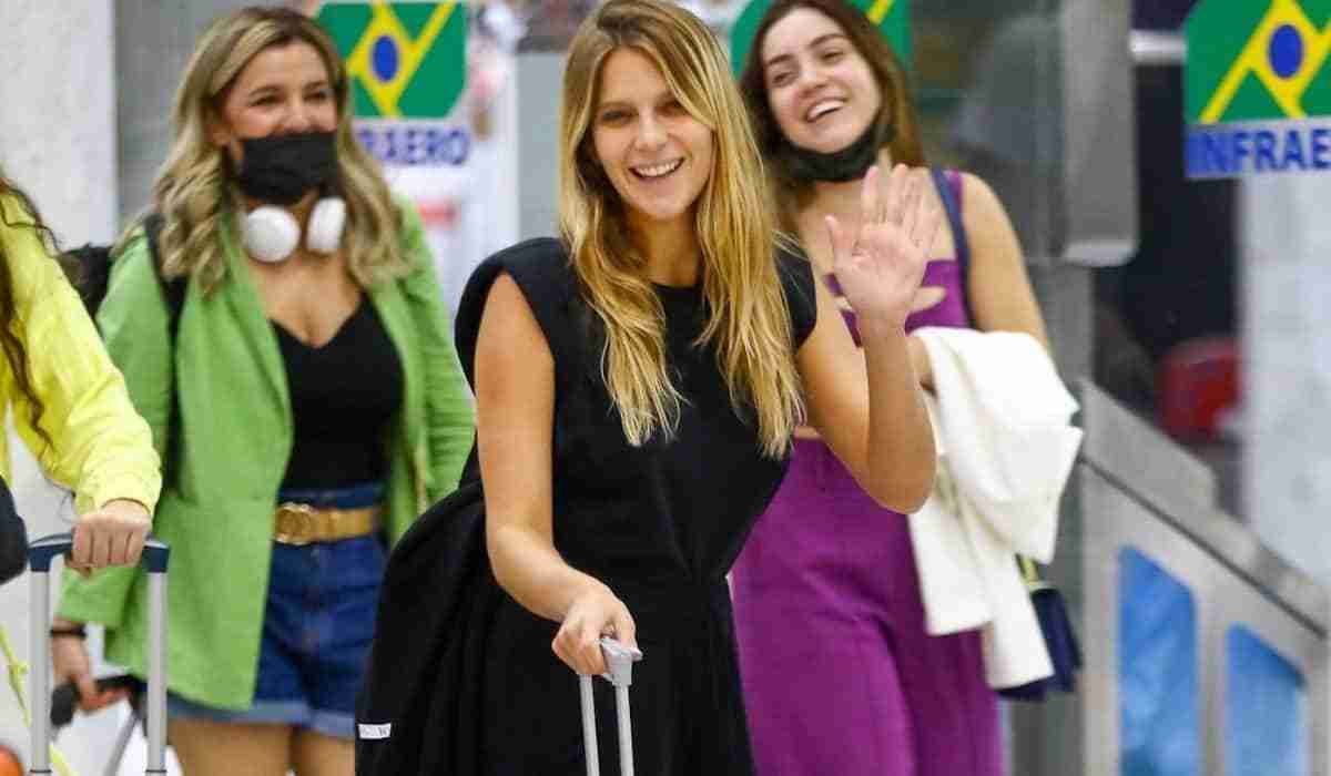 Isabella Santoni é fotografada em aeroporto do Rio (Foto: Vitor Eduardo / AgNews)