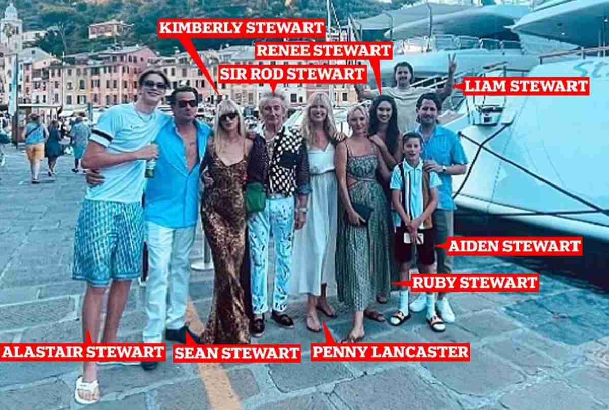 Rod Stewart com a esposa e os filhos.