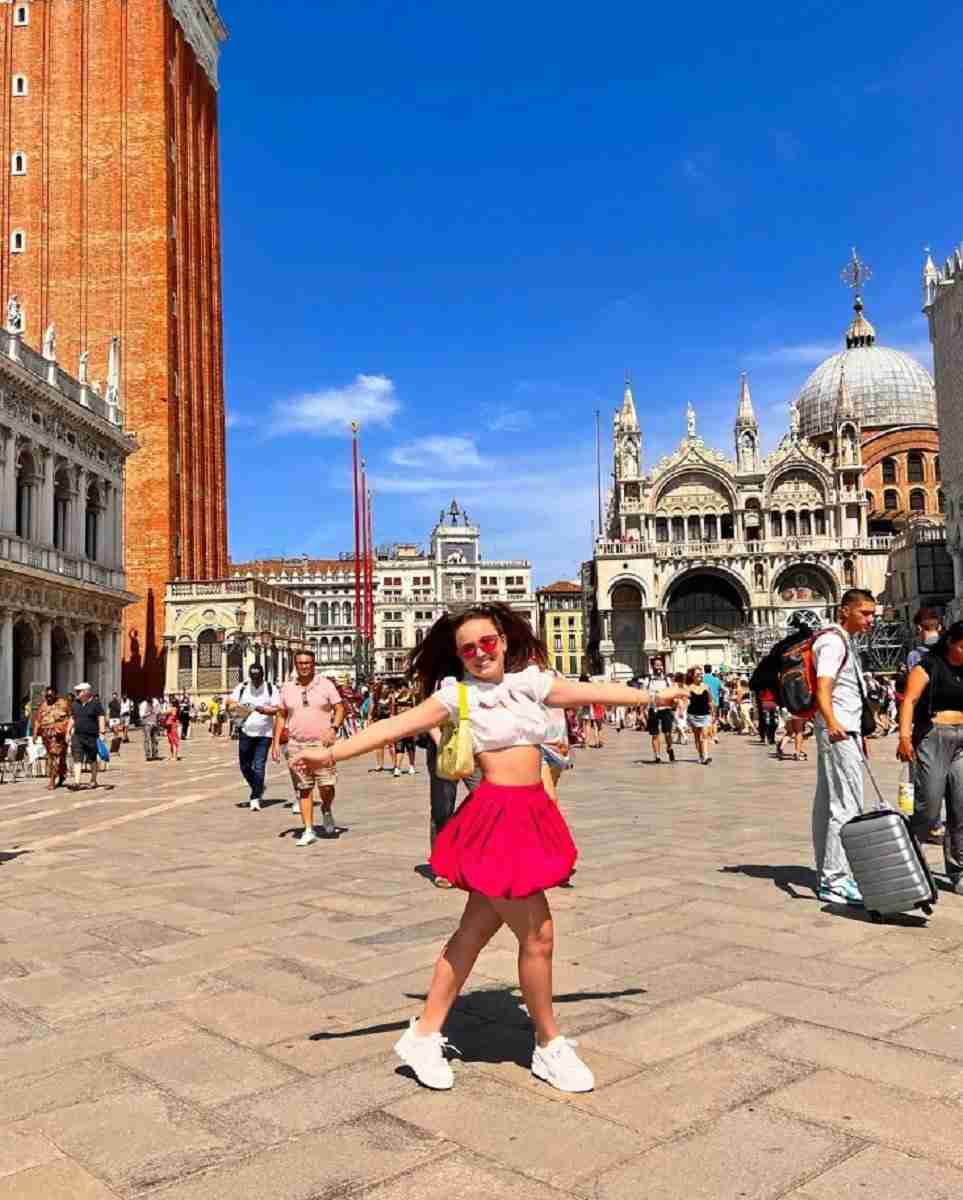 Larissa Manoela conhece Veneza e mostra álbum de viagem