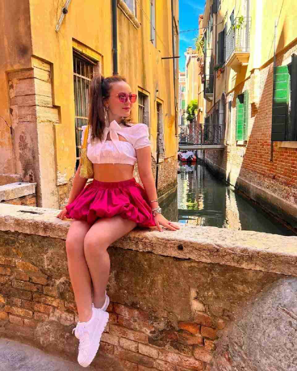 Larissa Manoela conhece Veneza e mostra álbum de viagem