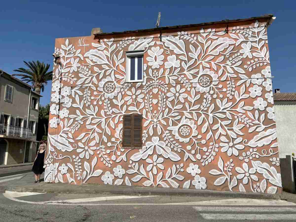 Artista polonesa cobre fachadas de rendas