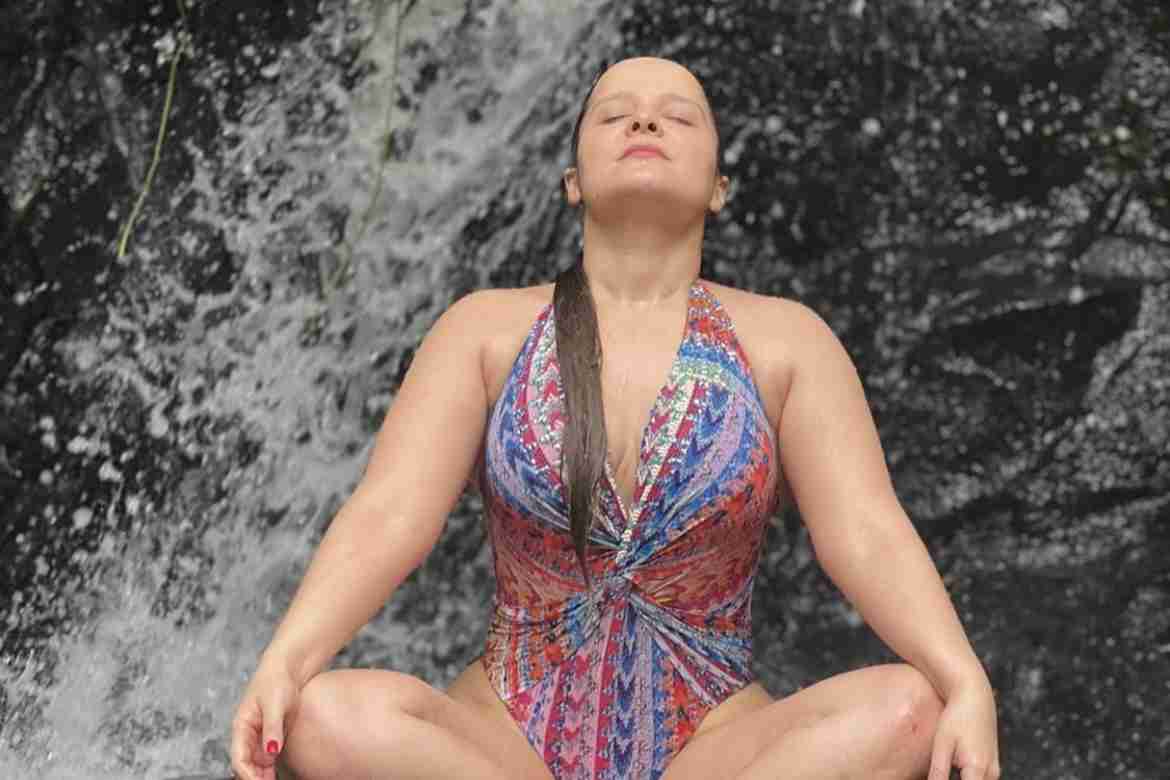 Maiara toma banho de cachoeira e reflete: “Seja feliz” (Foto: Reprodução/Instagram)