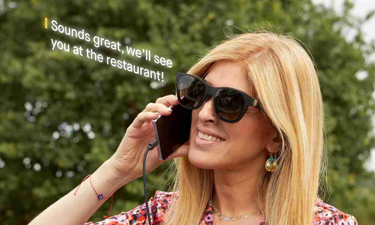 Óculos inteligentes convertem áudio em legendas para surdos lerem suas conversas