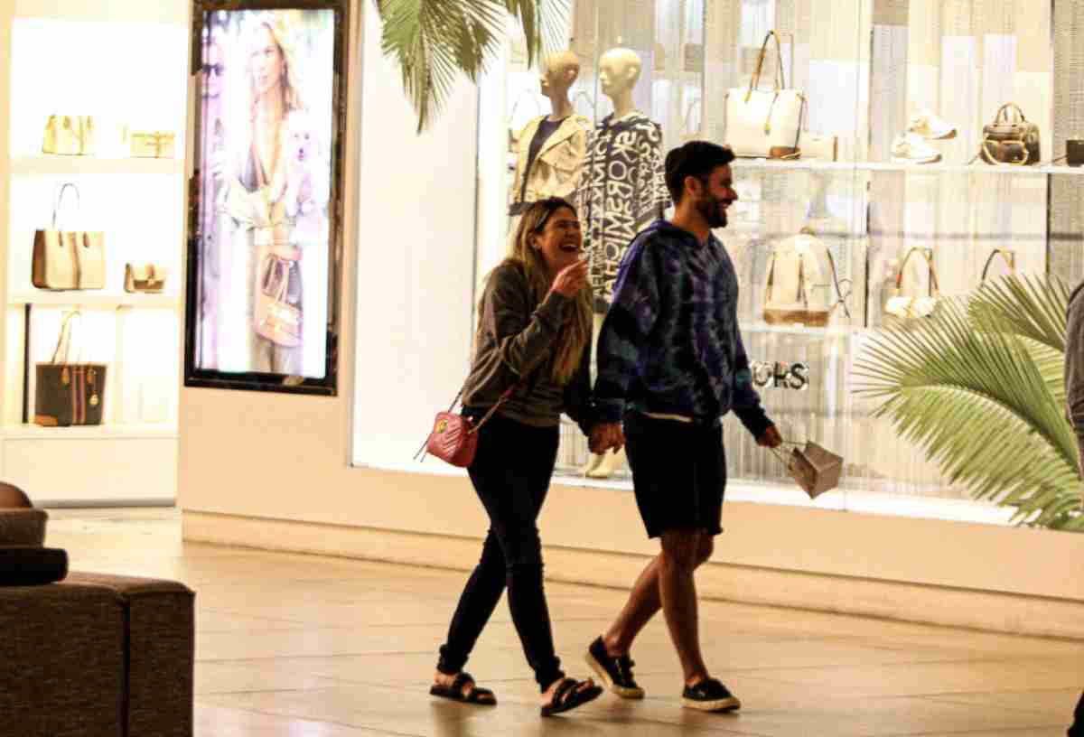 Dani Calabresa e seu noivo em passeio pelo shopping (Edson Aipim / AgNews)