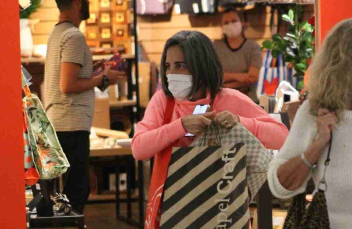 Glória Pires faz compras em shopping no Rio (Rodrigo Adao / AgNews)
