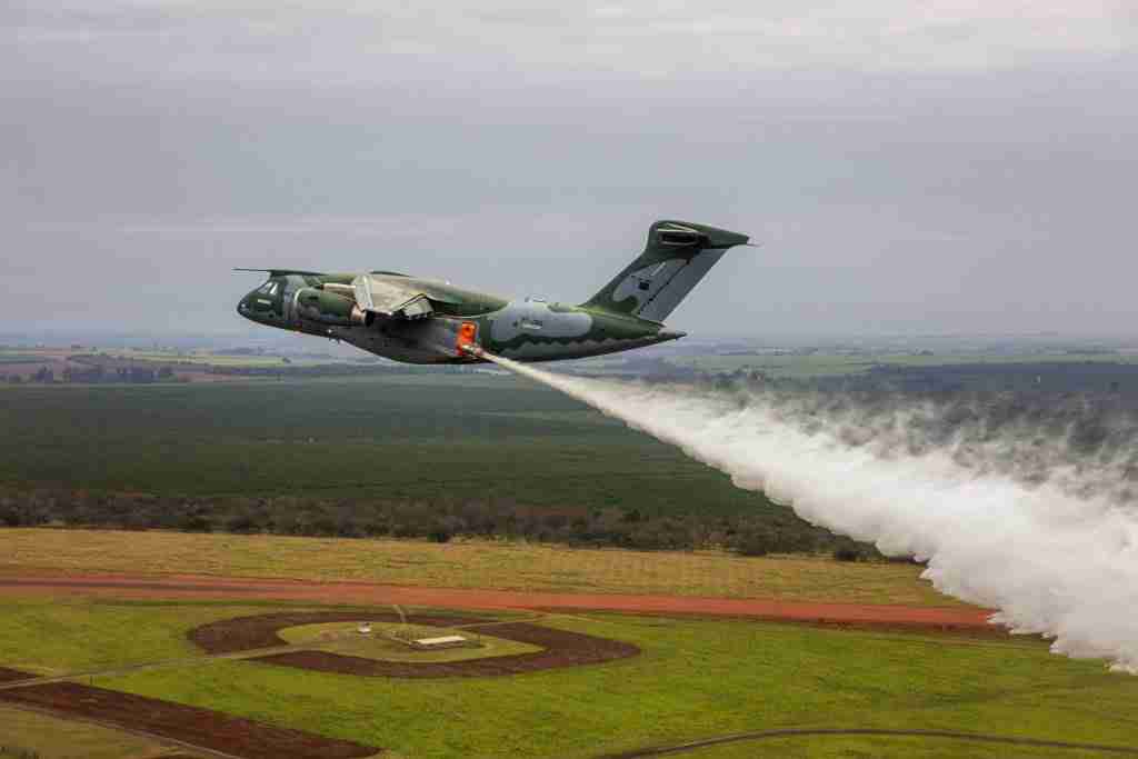 Embraer testa KC-390 como avião-bombeiro