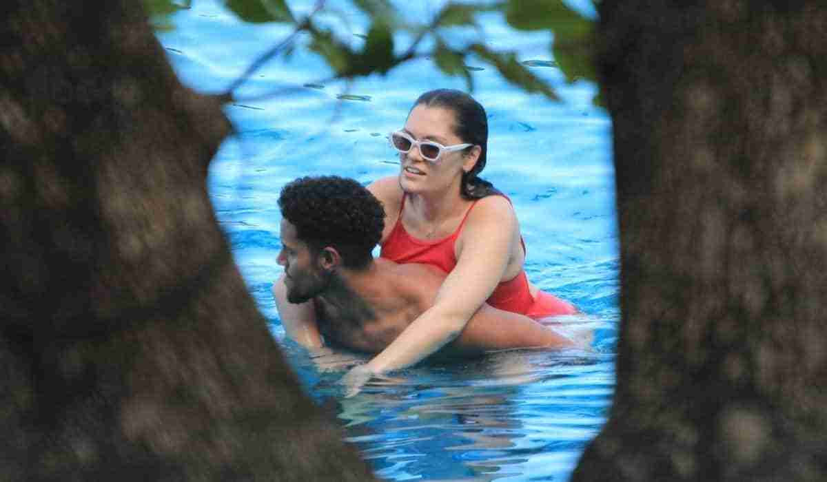 Jessie J curte piscina e praia ao lado do novo namorado no Rio (Foto: Delson Silva / AgNews)