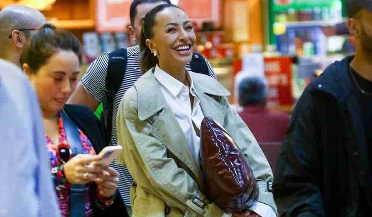 Sorridente, Sabrina Sato é vista embarcando em aeroporto do Rio (Foto: Vitor Eduardo / AgNews)