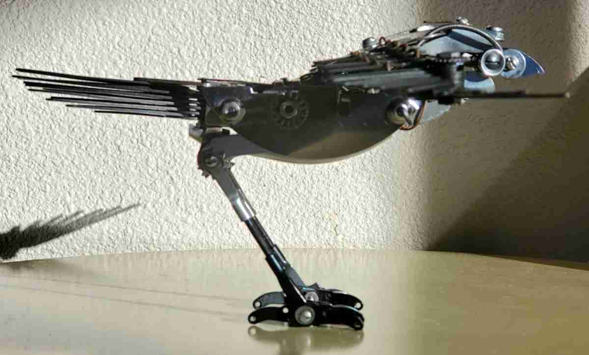 Artista transforma máquinas de escrever antigas em lindos pássaros metálicos