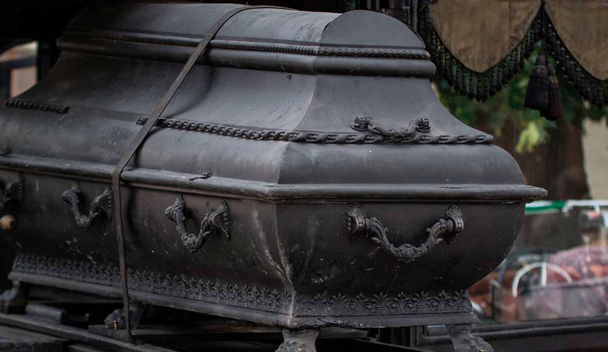 Porque caixões de chumbo são usados no enterro de integrantes da realeza britânica?