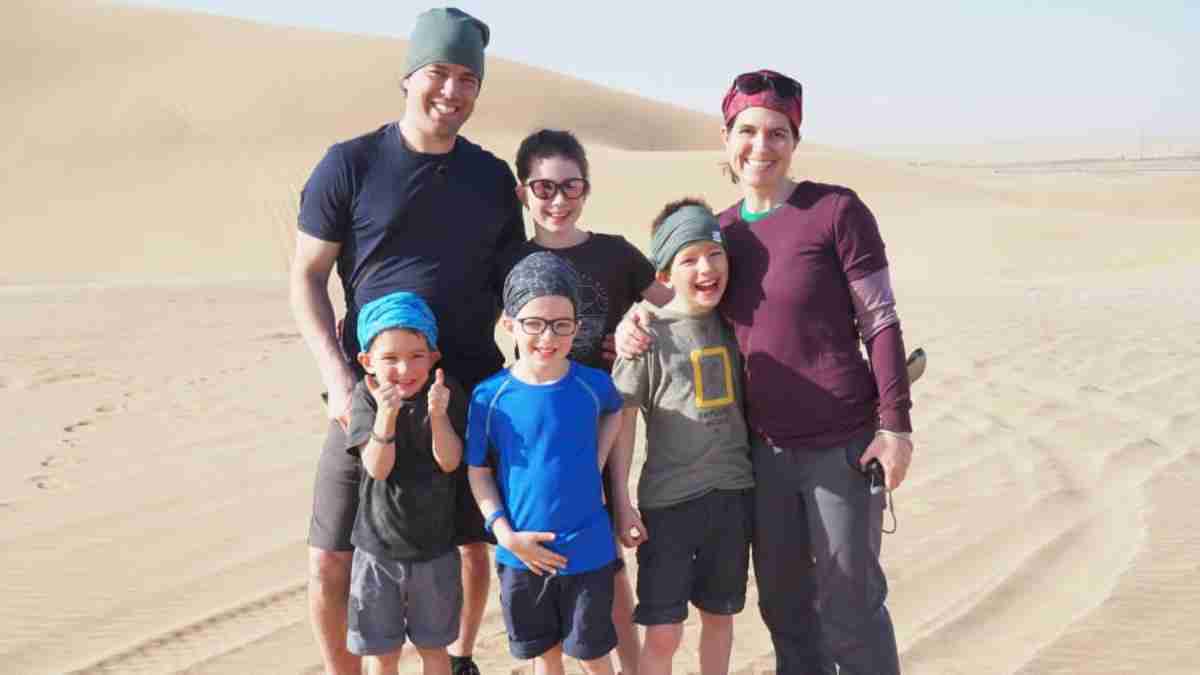 Família canadense embarca em viagem pelo mundo antes que os filhos percam a visão