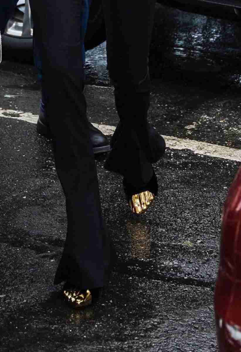 Kendall Jenner usa look preto nada básico com espartilho de R$ 22 mil